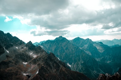 It's cloudy sky bird 's-eye view of mountains
